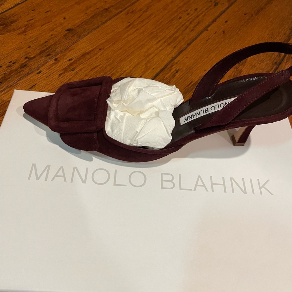 In excellent condition Manolo Blahnik sling back in suede burgundy color